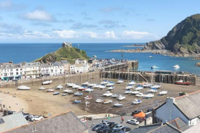 'Overboard' airy harbour house with seaview